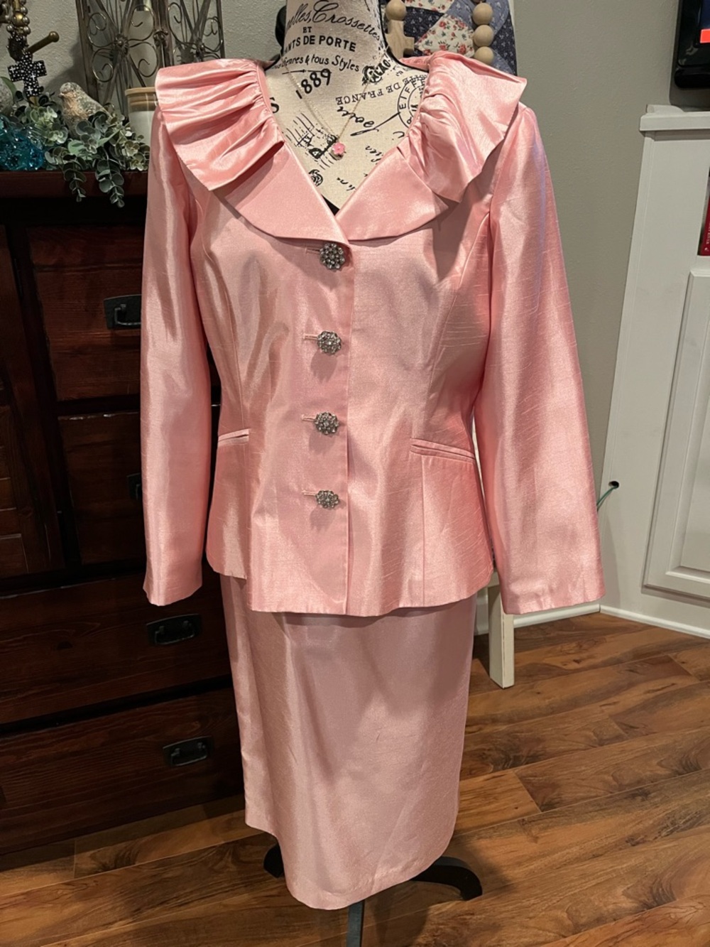Elegant EY Signature 2-Piece Pink Skirt Suit Set